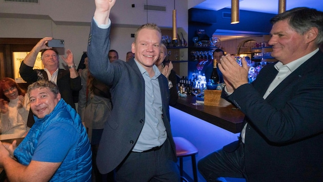 Christof Bitschi und seine Mitstreiter hatten am Sonntagabend in Bregenz allen Grund zum Feiern. (Bild: DIETMAR STIPLOVSEK / APA / picturedesk.com)