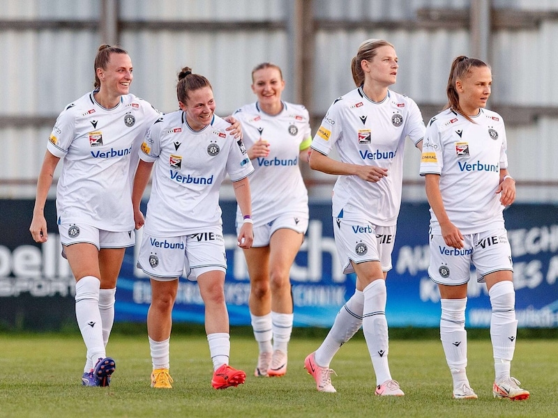 Celebrating with Carina Wenninger (2nd from right), captain Verena Volkmer (center) and Co. (Bild: Raimund Nics)