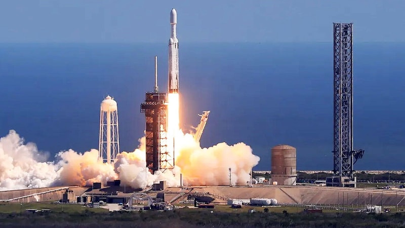 NASA's Europa Clipper probe lifted off aboard a Falcon Heavy rocket (pictured) on its mission to Jupiter's moon Europa. (Bild: NASA/Kim Shiflett)