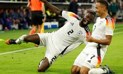 Toni Rüdiger gratuliert Jamie Leweling.