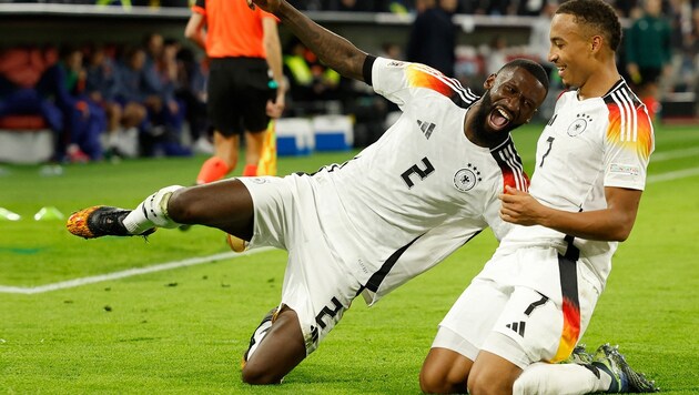 Toni Rüdiger congratulates Jamie Leweling. (Bild: AFP or licensors)