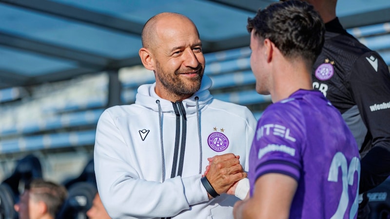 Trainer Stephan Helm (l.) freut sich über die Rückkehr des 21-Jährigen. (Bild: Raimund Nics / in.the.game.of.light)