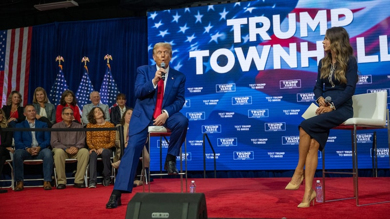 Trump and party colleague Kristi Noem, who moderated the event. (Bild: 2024 Getty Images)