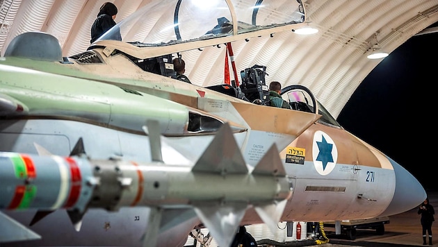 Israelische Kampfjets sollen lediglich militärische Einrichtungen des Iran ins Visier nehmen. (Bild: APA/AFP/Israeli Army)