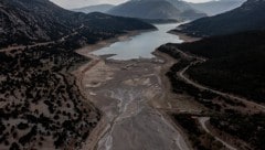 Enorm niedriger Wasserstand im Mornos-Fluss und im Stausee, die den Großraum Athen mit Wasser versorgen (Bild: APA/AFP/Angelos TZORTZINIS)