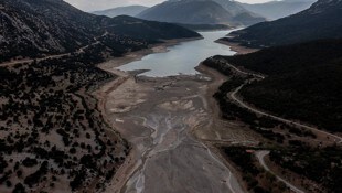 Enorm niedriger Wasserstand im Mornos-Fluss und im Stausee, die den Großraum Athen mit Wasser ...