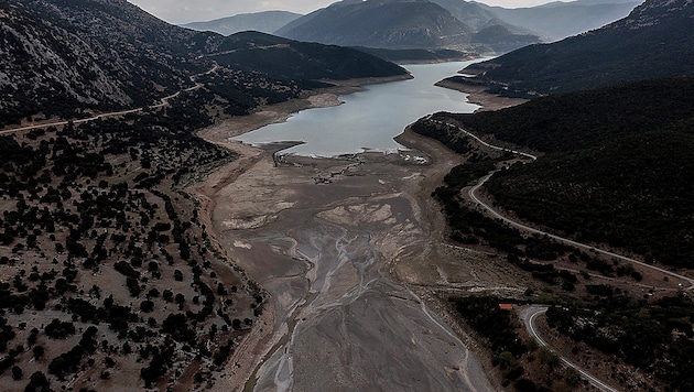 Enorm niedriger Wasserstand im Mornos-Fluss und im Stausee, die den Großraum Athen mit Wasser versorgen (Bild: APA/AFP/Angelos TZORTZINIS)