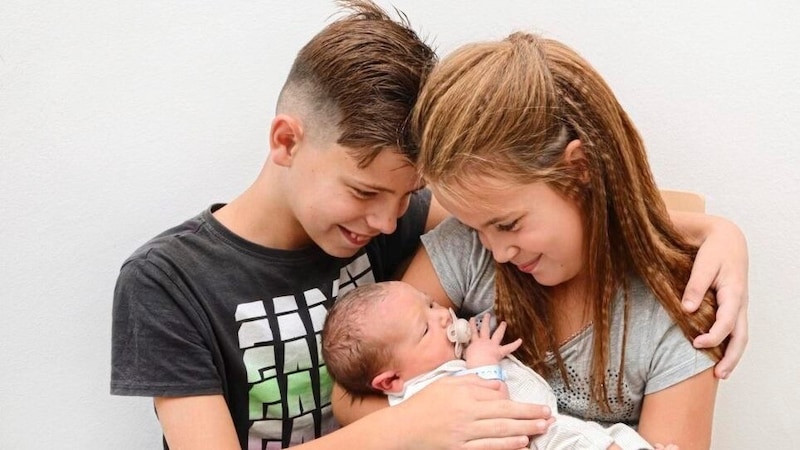 Emanuel, Amelie und Baby Lion Miro (Bild: Babysmile Fotografie OHG)