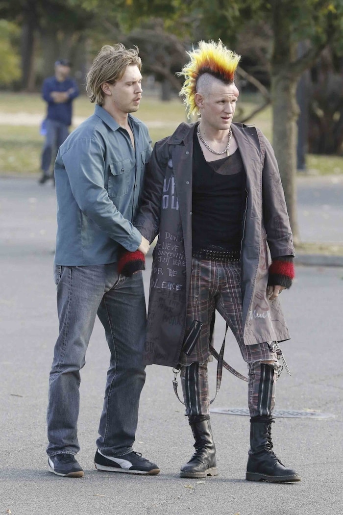 Austin Butler und Matt Smith am Set von „Caught Stealing“