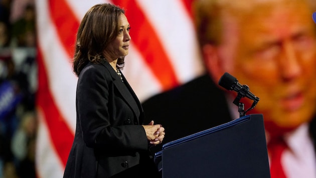 Plagiarism hunter Weber wants to expose Kamala Harris. (Bild: APA/AFP/DUSTIN FRANZ)