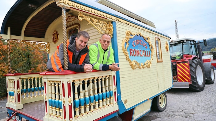 Verlademeister Steven Jones und Andreas Zwickl von der Rail Cargo Group überwachen das Entladen ...