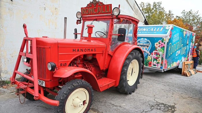 Der Oldtimer-Traktor ist noch fahrtauglich, wird jedoch nicht mehr fürs Verladen der Wagen ...