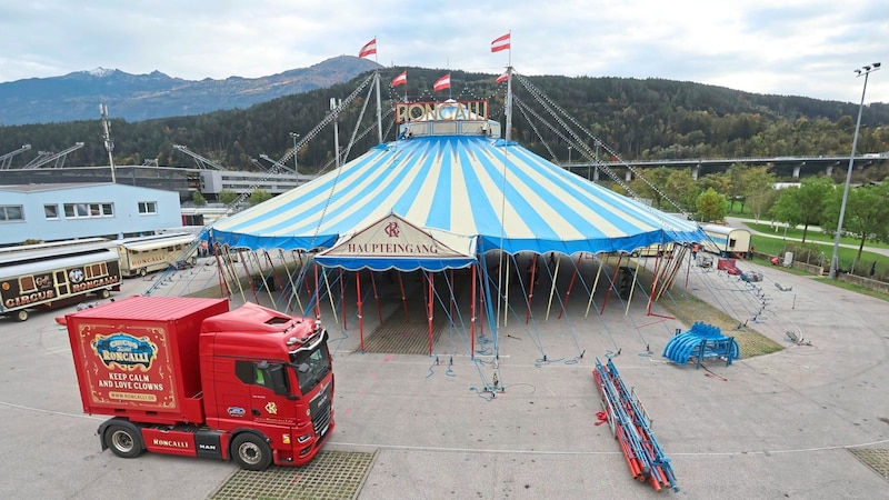 Beim Aufstellen des Zeltes ist von den Arbeitern Muskelkraft gefragt. Nur die Mitte wird dann hydraulisch nach oben gezogen. Bis Freitag folgen drei kleinere Zelte. (Bild: Birbaumer Christof)