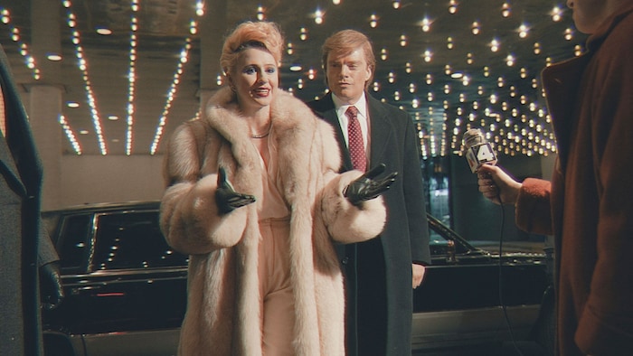 Maria Bakalova, links, und Sebastian Stan in einer Szene aus dem Film „The Apprentice“.
