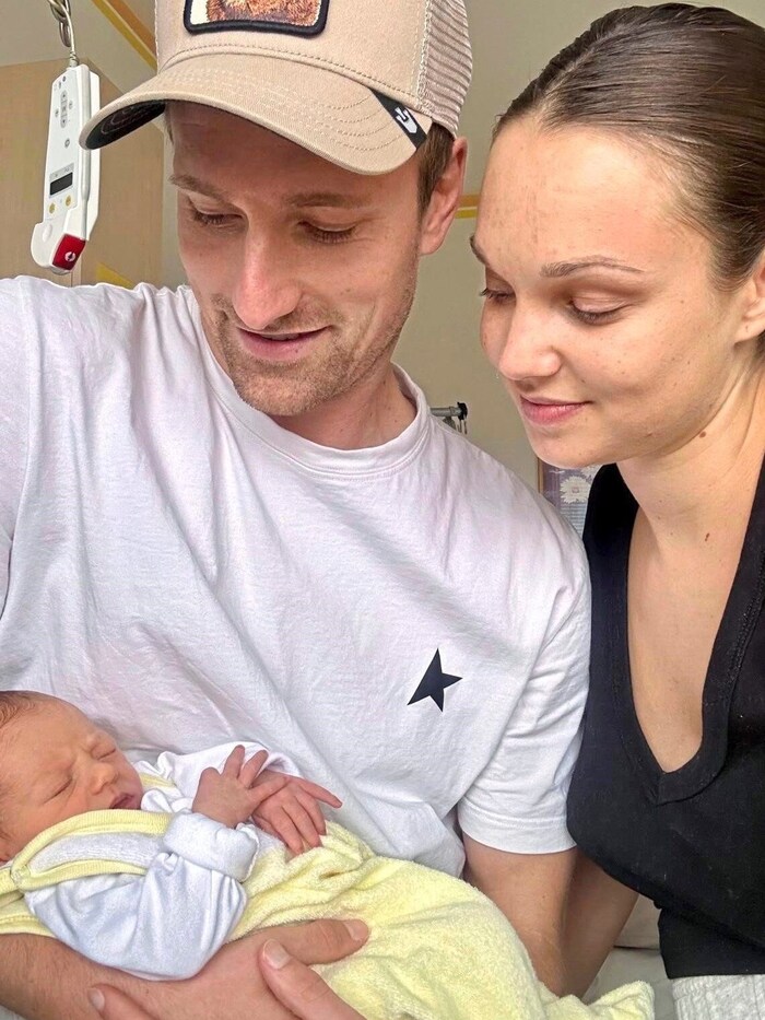 The happy young family: St. Koloman coach and dad Andreas Wirth with girlfriend Carina and ...