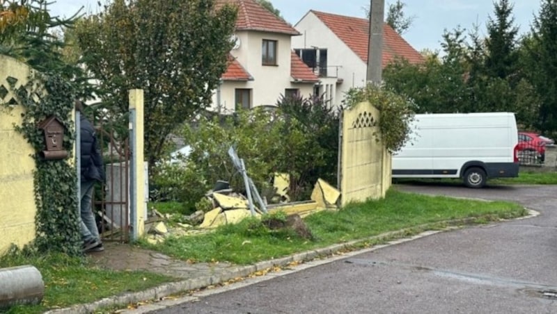 Unter anderem krachte das Fahrzeug auch in eine Garten- und eine Hausmauer. (Bild: BioPower)