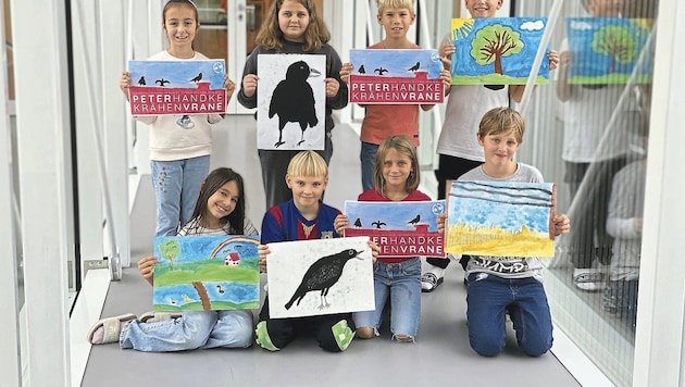 The children have read texts in which the crow plays the leading role and painted fascinating pictures to accompany them. (Bild: Europaschule)