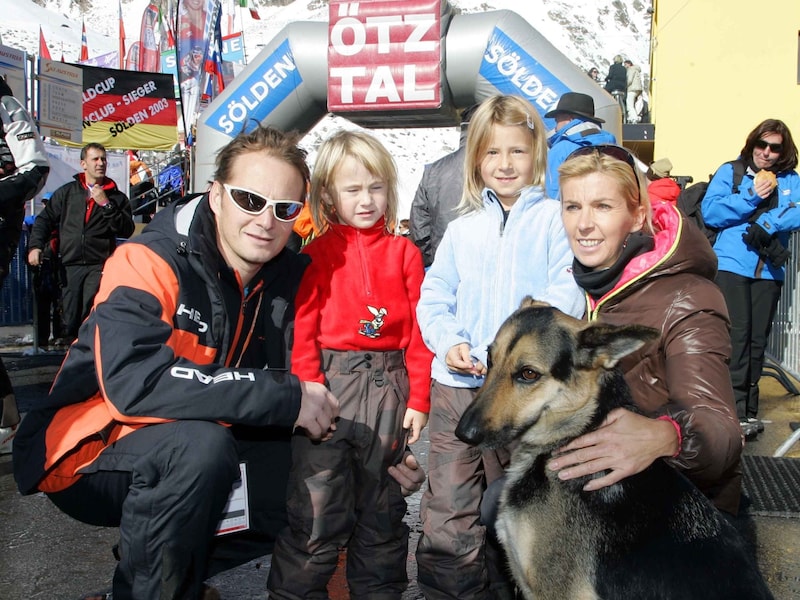 Oktober 2009: Die damals 5-jährige Angelina (2. v. l.) mit Papa Rainer, Schwester Amanda und Mama Anita Wachter-Salzgeber beim Weltcup-Opening in Sölden. (Bild: Gerhard Gradwohl)