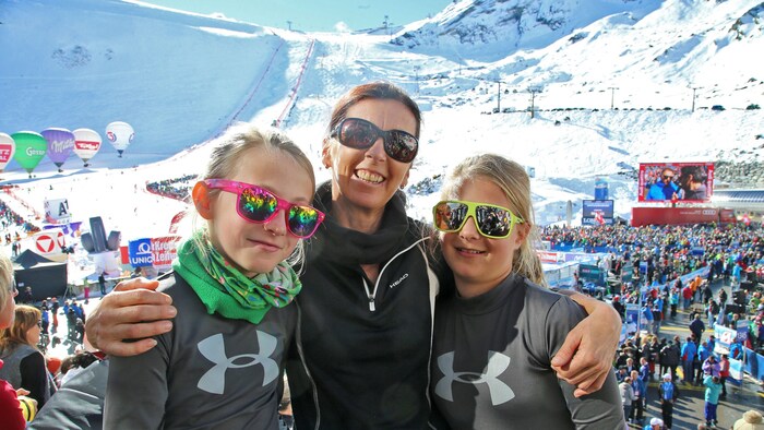 Dreimäderlhaus 2014: Angelina, Anita and Amanda enjoy the sun on the Rettenbachferner.