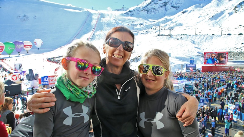 Dreimäderlhaus 2014: Angelina, Anita and Amanda enjoy the sun on the Rettenbachferner. (Bild: Christof Birbaumer)