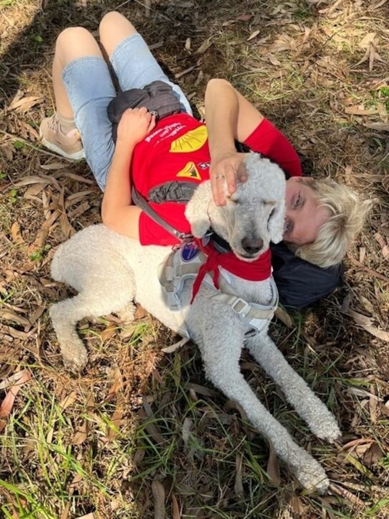 Zwischendurch Ausruhen und Kuscheln ist für die Mensch-Tier-Beziehung mindestens genauso wichtig wie das tägliche Training. Hier genießen Sonja und „Emil“ eine kurze Auszeit vom Wandern (Bild: Purina)