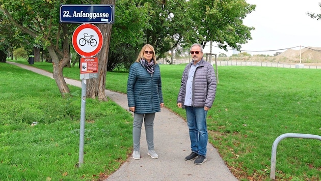 Familie S. zeigt den Gehweg, auf dem es schon zu mehreren Zusammenstößen gekommen sein soll. (Bild: Zwefo)