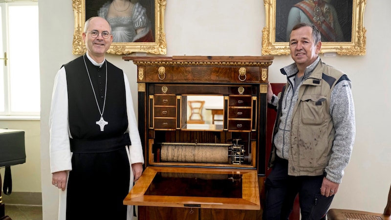 Neuhauser hat den kostbaren Flötensekretär dereinst behutsam für Pius Maurer restauriert. Er wacht noch immer über den besonderen „himmlischen Klang“ des Instrument. (Bild: Antal Imre/Imre Antal)