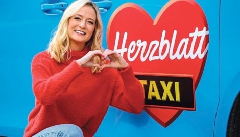 Neue Datingshow: Im „Herzblatt-Taxi“ mit Tina Ritschl die Liebe finden. (Bild: ORF)