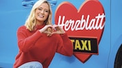 Neue Datingshow: Im „Herzblatt-Taxi“ mit Tina Ritschl die Liebe finden. (Bild: ORF)