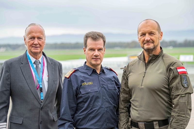 Übung für den Ernstfall (v. l.): Alexander Gsteu (Eurowings Base Captain Graz und Wien), Gerald Ortner (Landespolizeidirektor Steiermark) und Kurt Kornberger (Standortkommandant Einsatzkommando Cobra Süd). (Bild: Juergen Fuchs)