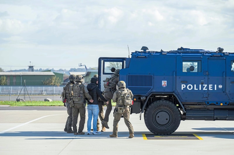 Die Täter werden nach einem sekundenschnellen Eingriff abgeführt. (Bild: Juergen Fuchs)