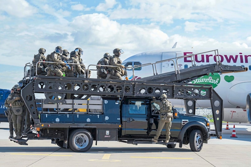 Die Männer vom Einsatzkommendo Cobra stürmen das Flugzeug. (Bild: Juergen Fuchs)