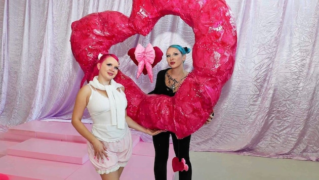 Lea und Hannah Neckel freuen sich schon auf spannende Unterhaltungen mit den Besuchern. (Bild: Reinhard Judt)