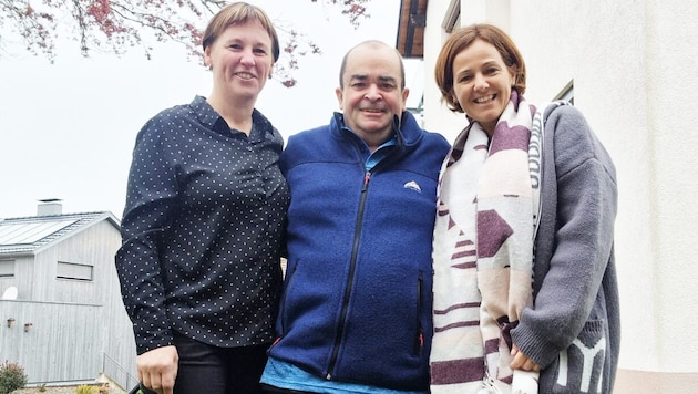 Andrea Staudach and Nicole Baumann with their former work colleague, who is well again. (Bild: Rotes Kreuz Vorarlberg)