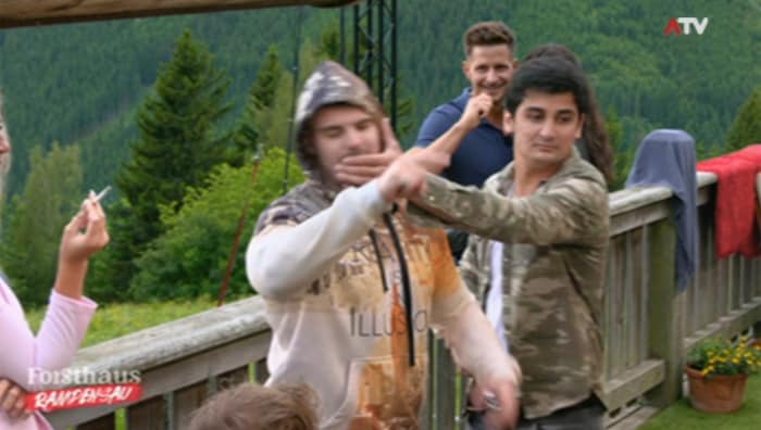 Sayed versucht, seinen Kumpel „King Kev“ zu stoppen – ohne Erfolg.