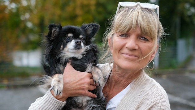 Coffee house owner Gabriele H. with her four-legged darling "Clooney", who is now 16.5 years old. A circumstance that apparently seemed inconceivable for a Linz civil servant. (Bild: Einöder Horst/Horst Einöder/Flashpictures)