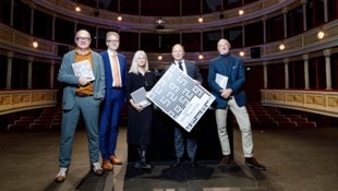 Buchpräsentation in Graz: Michael Schilhan (Next Liberty), Ulrich Lenz (Oper), Andrea Vilter (Schauspielhaus), Bühnen-Chef Bernahrd Rinner und Wolfgang Hülbig (art+event) (Bild: Luef Light)