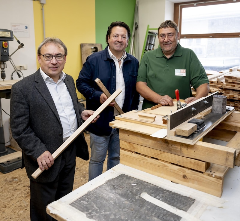 Johann Böhm and trade unionist Andreas Hitz are proud of the sustainable woodwork at Karl Gratzl. (Bild: Imre Antal)