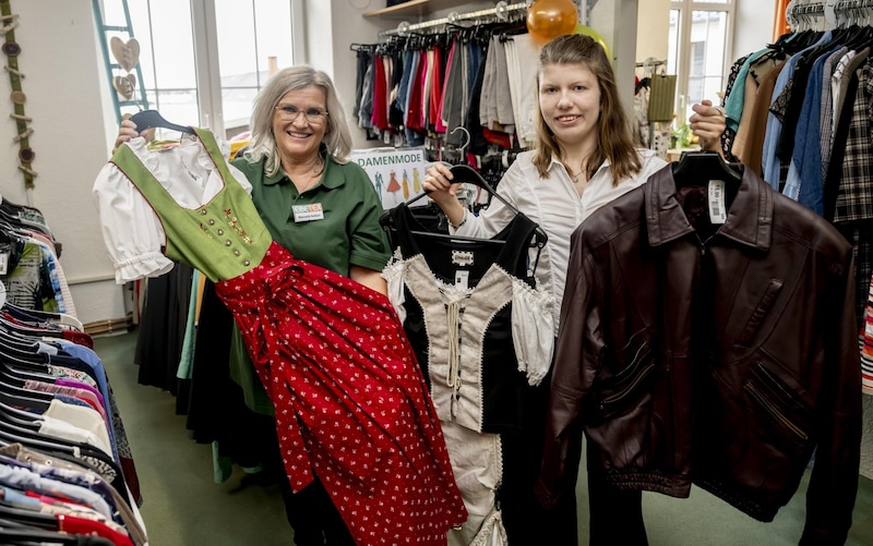 Ein Dirndl um weniger als 50 Euro oder eine Lederjacke um 15 Euro? Diese Schnäppchen, präsentiert von Manuela Seiberl und Christina Hoffmann, gibt es im Second-hand-Shop, der von der Einkaufsgasse jetzt zum Hauptstandort am Bahnhof umziehen musste. (Bild: Imre Antal)