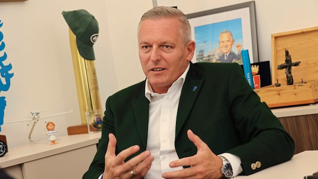 Mario Kunasek during the "Krone" interview in his office in the Graz Landhaus (Bild: Jauschowetz Christian/Christian Jauschowetz)