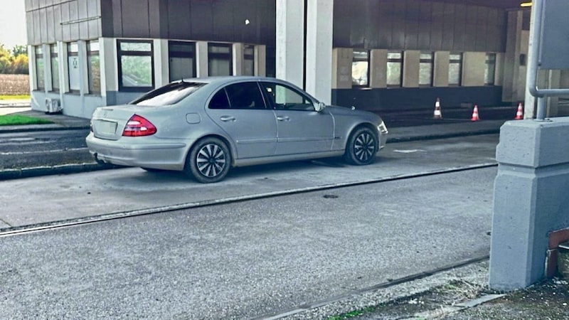 At the border crossing, a tugboat caused a commotion. He drove in reverse with six refugees in the Mercedes. (Bild: Christian Schulter)