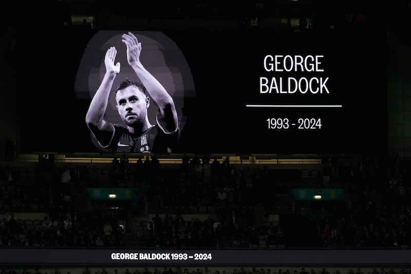 The soccer world mourns the loss of George Baldock. (Bild: AP/Kirsty Wigglesworth)