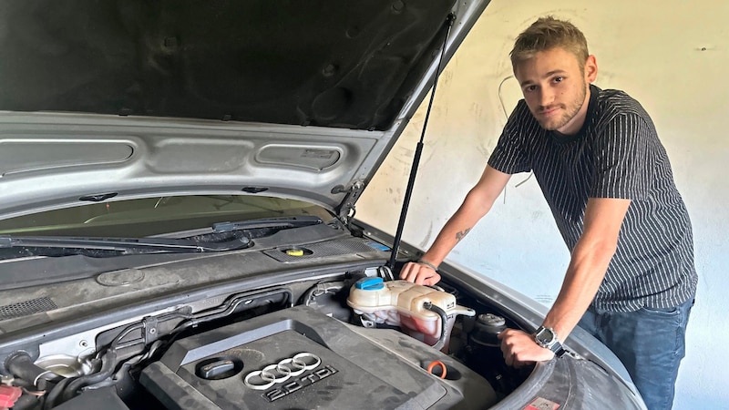 In seiner Freizeit beschäftigt sich Nico gerne mit Autos (Bild: Jennifer Kapellari)