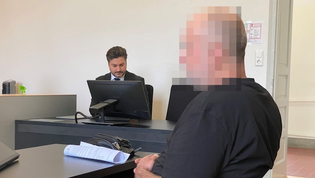 The defendant was only marginally interested in what was happening in the courtroom. (Bild: Chantal Dorn, Krone KREATIV)