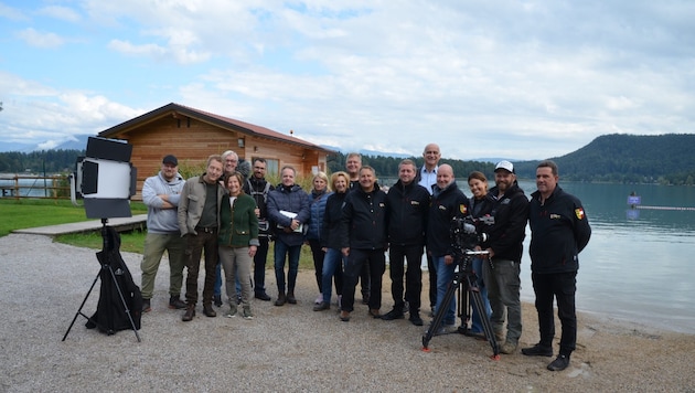 „Der Sagenjäger“ auf den Spuren des Goldpfarrers von Latschach: Im September hat die Dorfgemeinschaft Latschach eine Woche lang das Filmteam von Alpha Vision mit dem Kärntner Schauspieler Max Müller begleitet. Am Samstag, 26. Oktober, ist das Fernsehformat um 17.55 Uhr auf ORF 2 zu sehen. (Bild: DG Latschach)