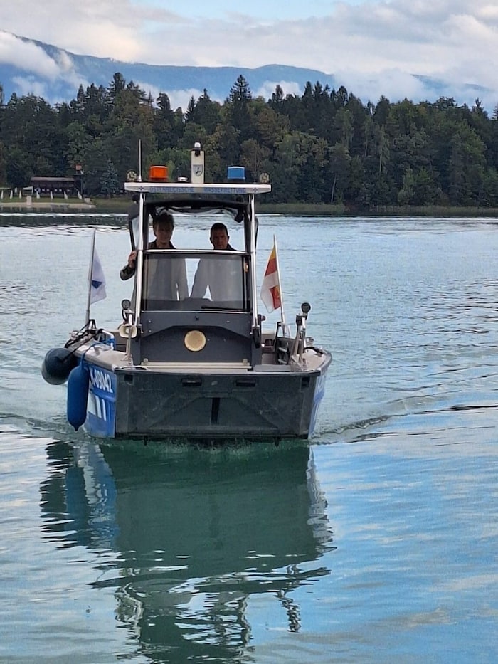An Land und am Wasser standen viele Menschen im Einsatz, um die Geschichte verfilmen zu können.