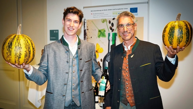 23-year-old Clemens Lackner, here with his father Wilfried, took first place on the podium. (Bild: Pail Sepp/Sepp Pail)