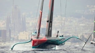 Für die Sagrada Familia (hi). haben die Segler im Finale des America‘s Cup vor Barcelona keine Augen. (Bild: AP/Copyright 2024 The Associated Press. All rights reserved)