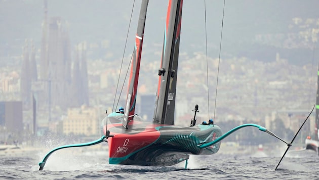 Für die Sagrada Familia (hi). haben die Segler im Finale des America‘s Cup vor Barcelona keine Augen. (Bild: AP ( via APA) Austria Presse Agentur/Copyright 2024 The Associated Press. All rights reserved)