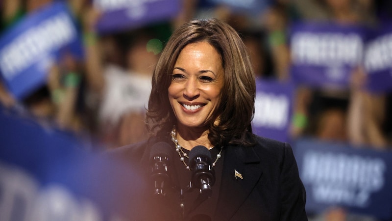 Kamala Harris führt derzeit in den Umfragen knapp vor Donald Trump. (Bild: ASSOCIATED PRESS)